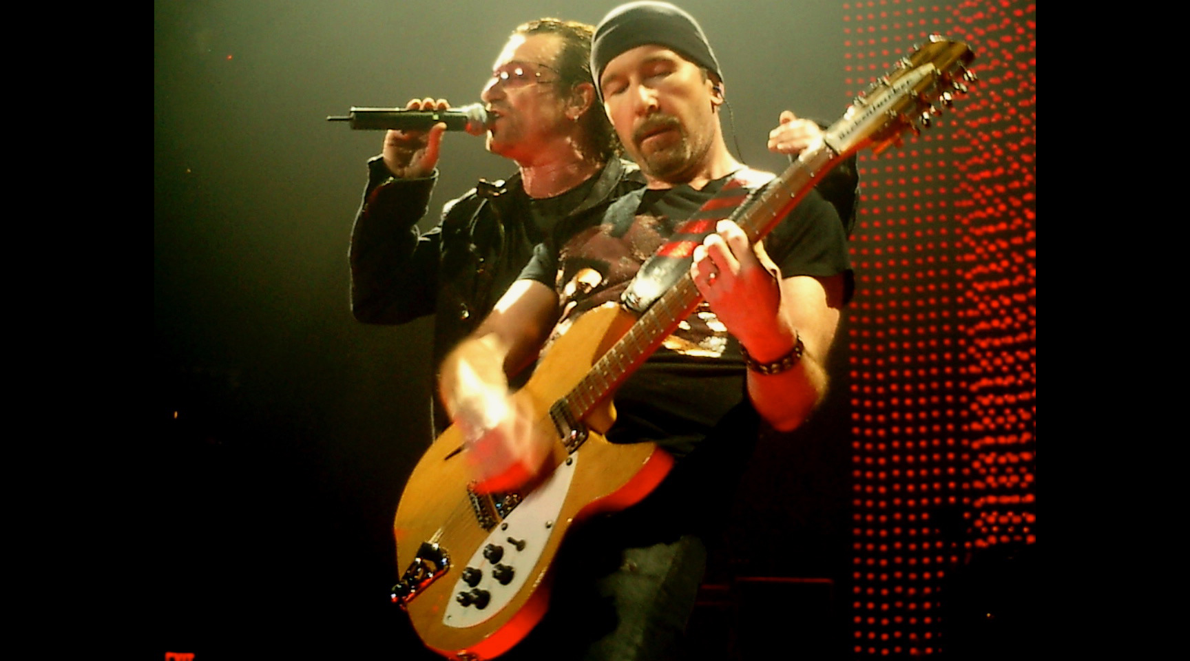 Bono and The Edge on the Vertigo tour